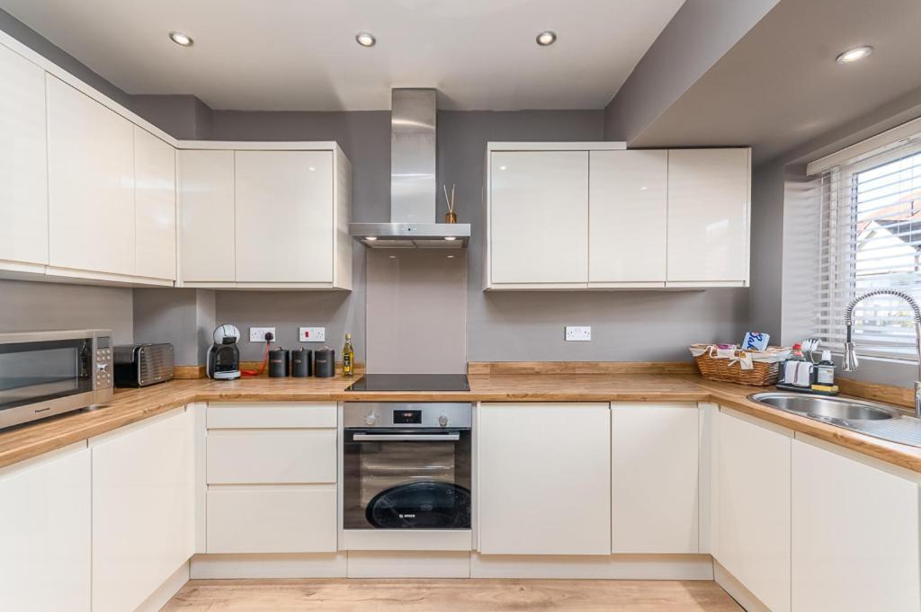 Castle Townhouse Kenilworth - Private Parking - 24 Hr Gym Access - Town Centre Exterior foto